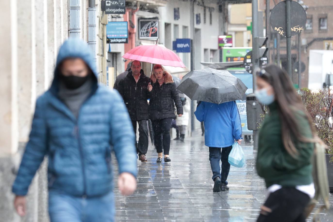Fotos: La lluvia reaparece con fuerza en Valladolid