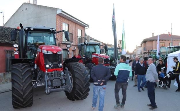 Tractores en la Feria de El Ángel de 2020. 