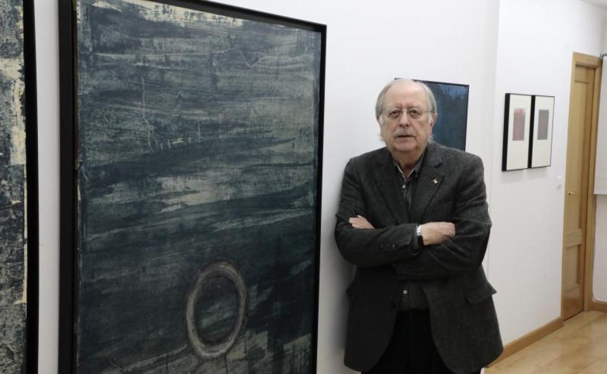 Armando Arenillas, junto a su obra en Espacio Abierto. 