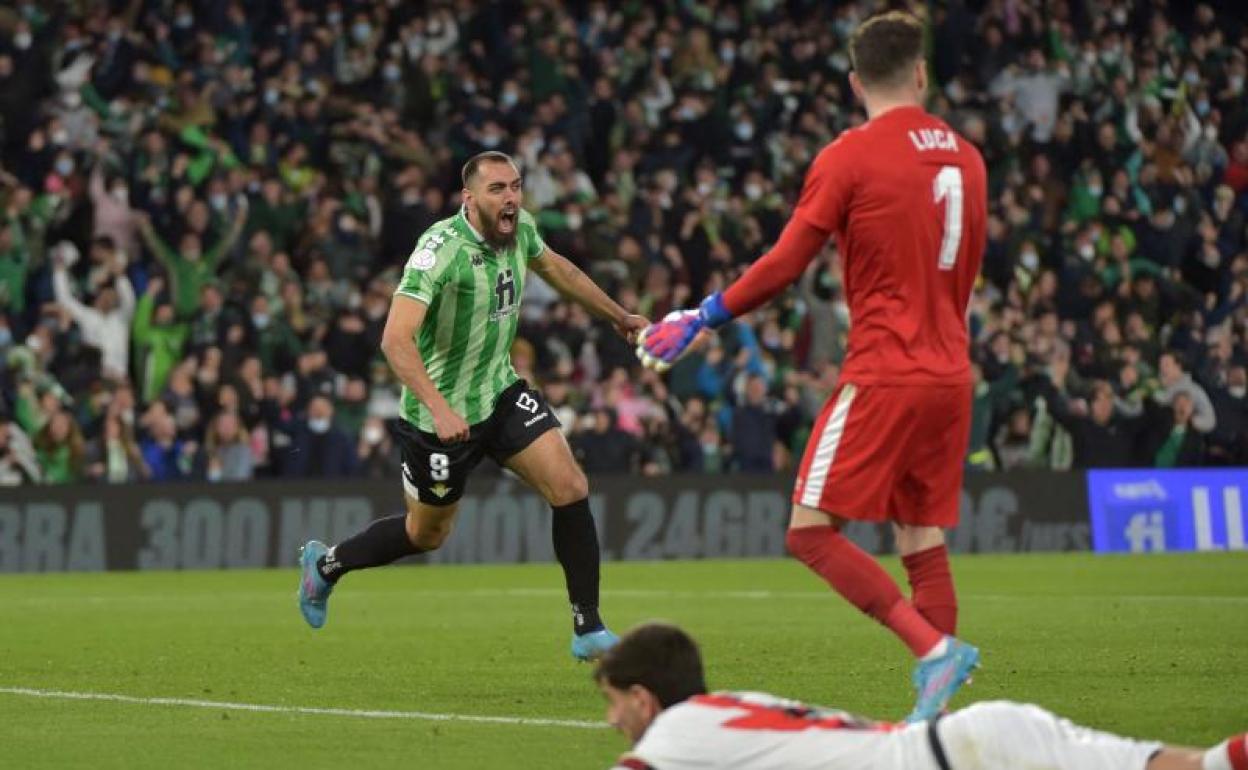 Borja Iglesias celebra el gol que clasificó el Betis para su quinta final de Copa del Rey. 