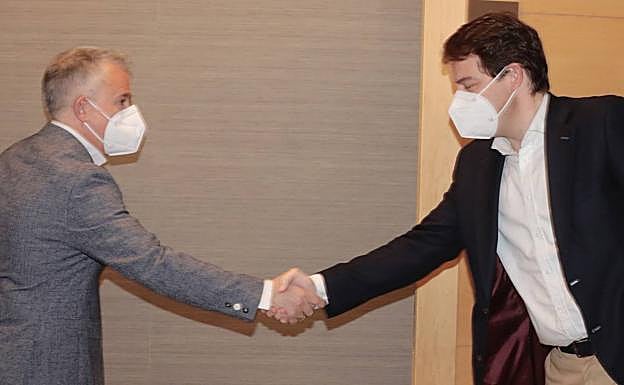 Ángel Ceña, de Soria ¡Ya!, y Alfonso Fernández Mañueco, en su primer encuentro. 