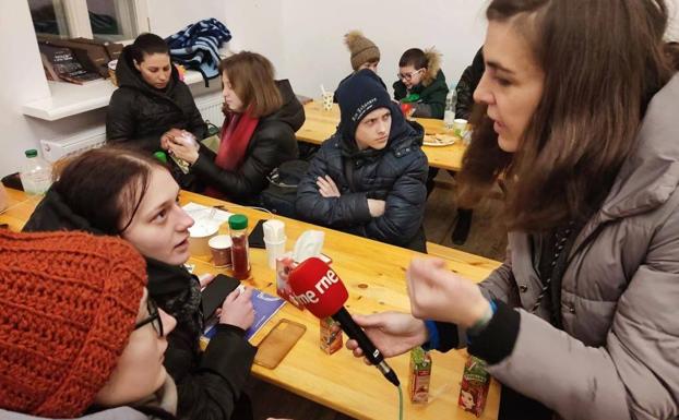 «Hay bebés de meses pasando la noche a la intemperie a 4 grados bajo cero»