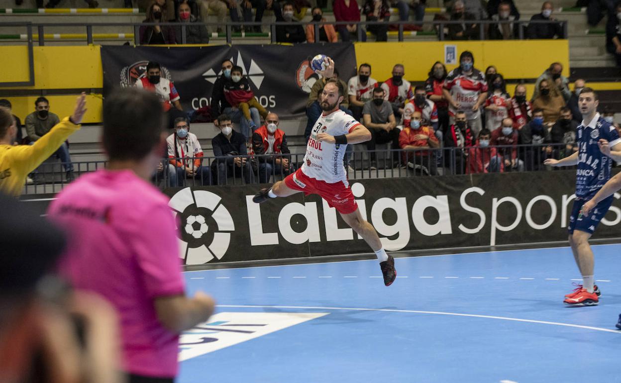 Adrián Rosales, en una jugada del partido de Copa que Nava y Ademar disputaron el 9 de febrero.