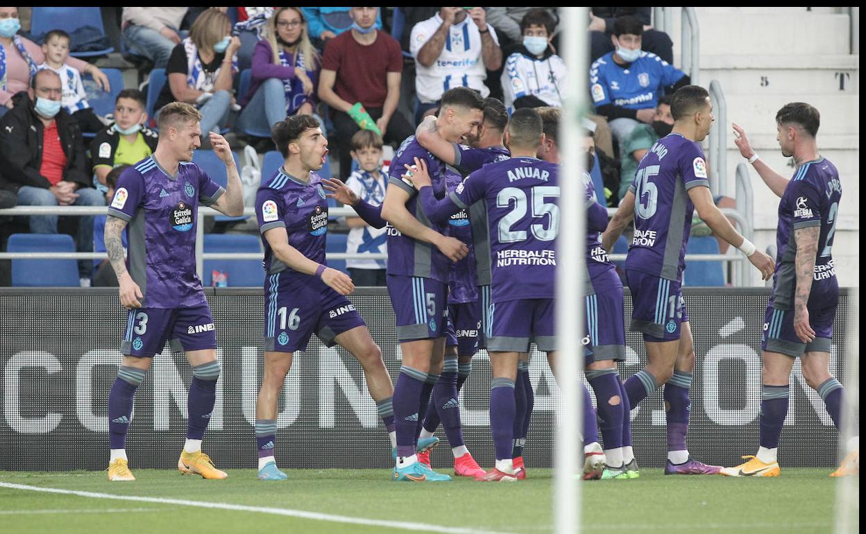 Los jugadores celebran en bloque el 0-3, obra de Javi Sánchez 