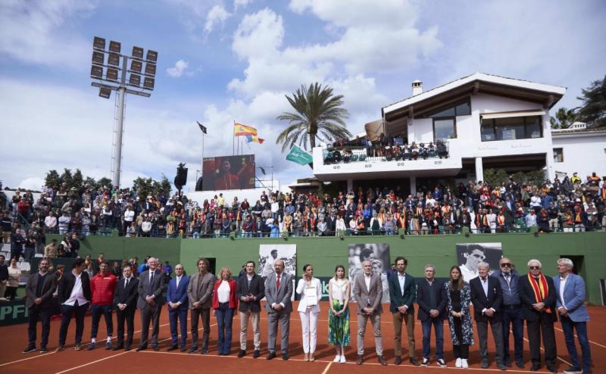 Foto de familia durante el homenaja a Manolo Santana en el Club Puente Romano de Marbella. 