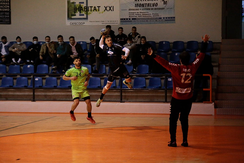 El BM Salamanca vende cara su derrota ante el intratable CB Santoña (24-29)