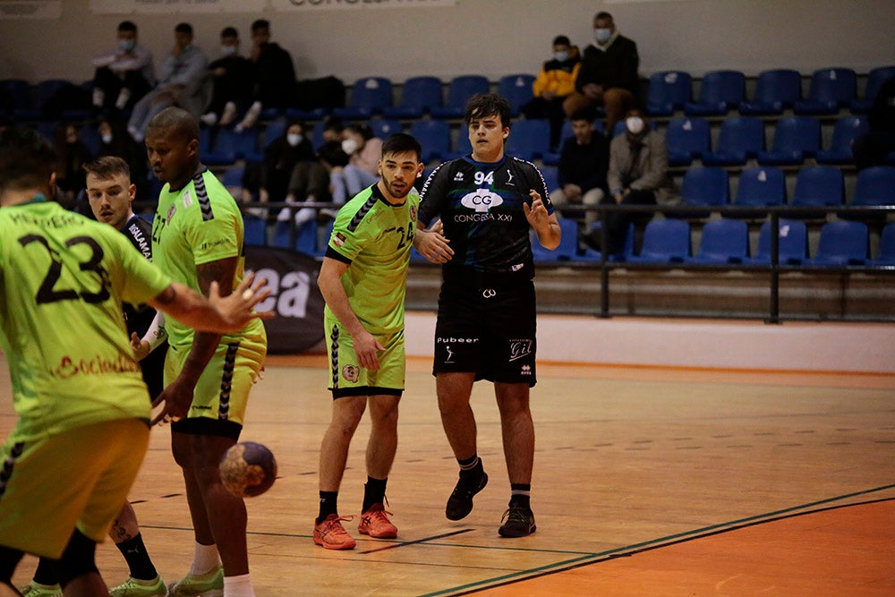 El BM Salamanca vende cara su derrota ante el intratable CB Santoña (24-29)