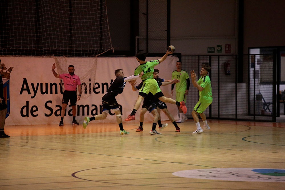 El BM Salamanca vende cara su derrota ante el intratable CB Santoña (24-29)