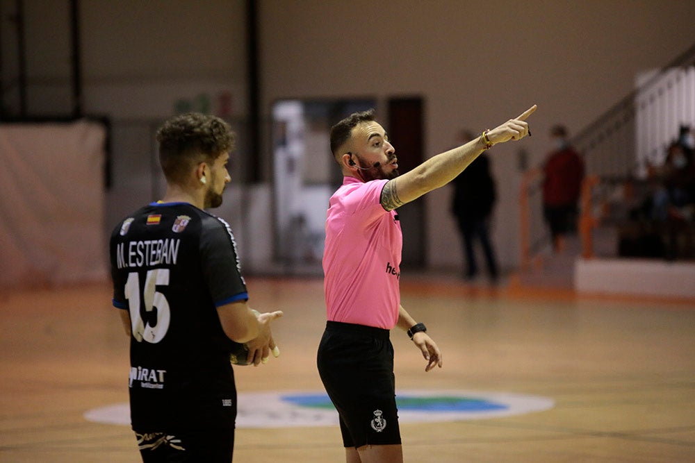 El BM Salamanca vende cara su derrota ante el intratable CB Santoña (24-29)