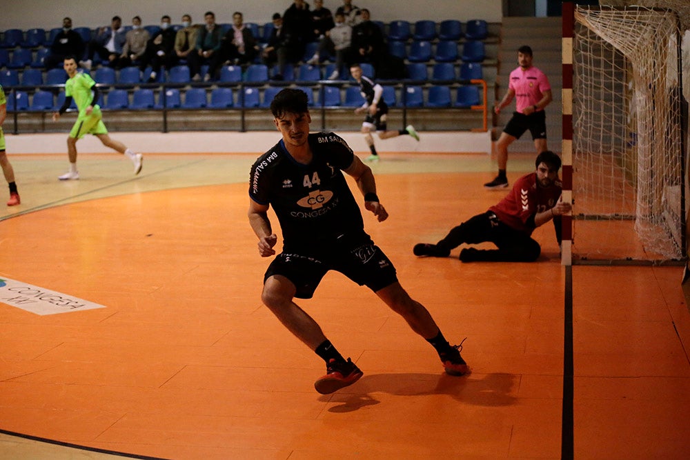 El BM Salamanca vende cara su derrota ante el intratable CB Santoña (24-29)