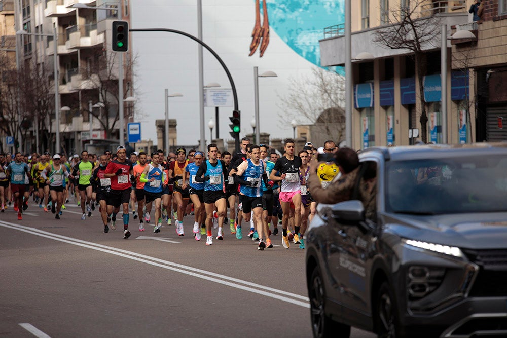 El Paseo de la Estación se convirtió en lugar de reencuentro de los participantes en la Media Maratón Ciudad de Salamanca