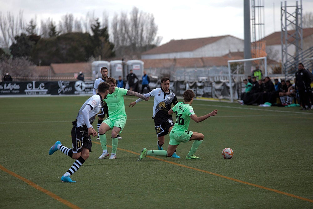 La falta de puntería condena a Unionistas a su tercera derrota seguida ante el Bilbao Athletic (0-1) 