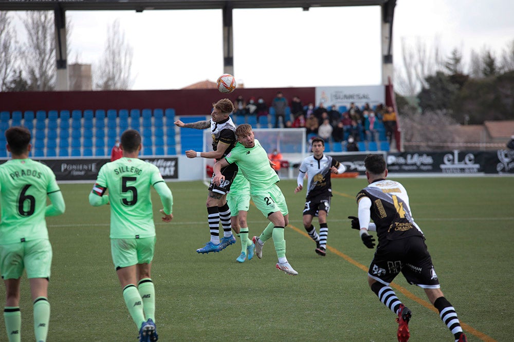 La falta de puntería condena a Unionistas a su tercera derrota seguida ante el Bilbao Athletic (0-1) 