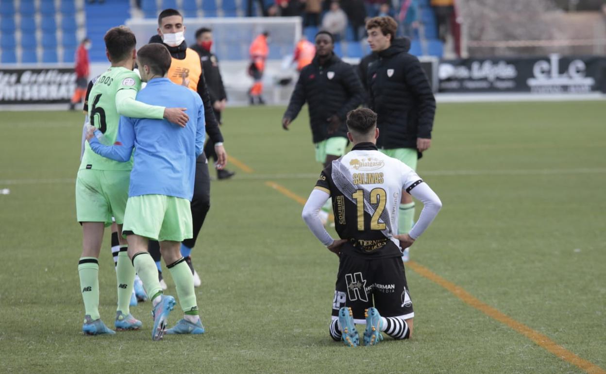 Los jugadores de Bilbao Athletic celebran la victoria ante un Salina derrotado. 