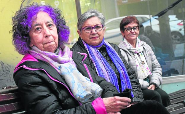 Elena, Mauri y Nina posan en un banco de la Rondilla. 