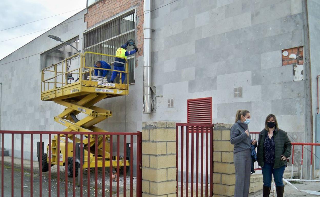 Obras en la fachada de la escuela infantil de Santa Marta de Tormes. 