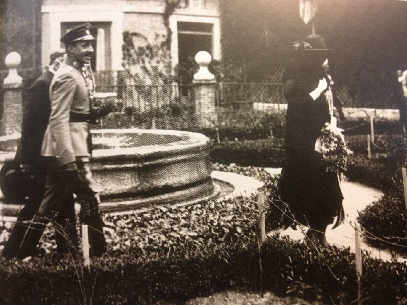 Alfonso XIII en los jardines de la Casa de Cervantes en 1921.