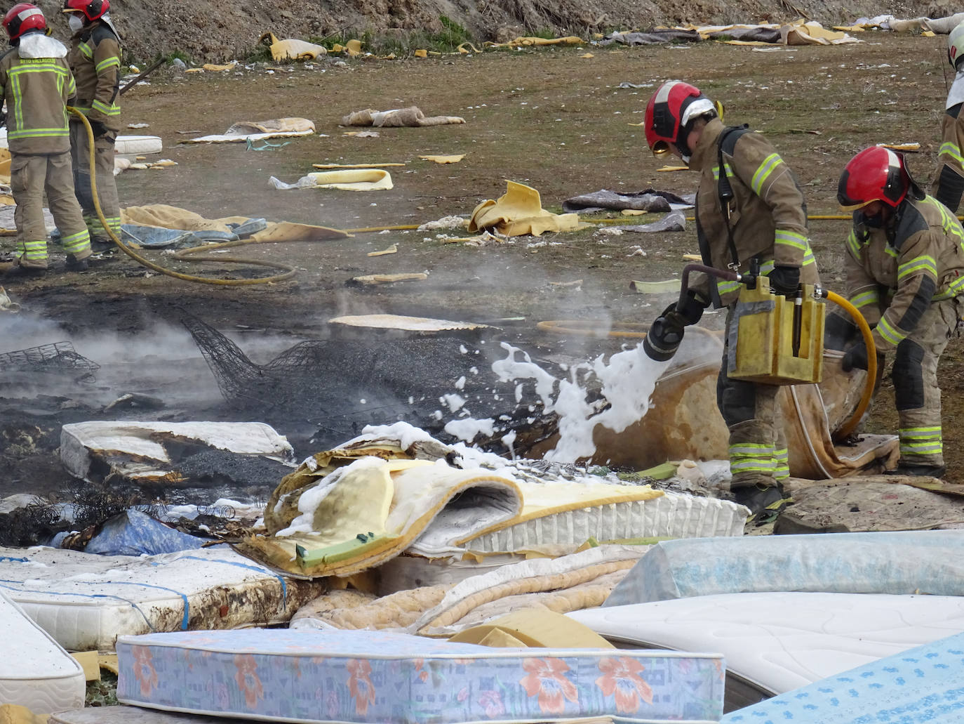 Fotos: Los bomberos sofocan el enésimo incendio en los terrenos de La Florida