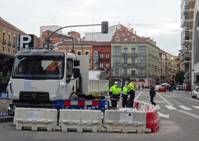 Imagen secundaria 1 - El desvío hacia Panaderos y los trabajos (debajo) de reparación de las arquetas.