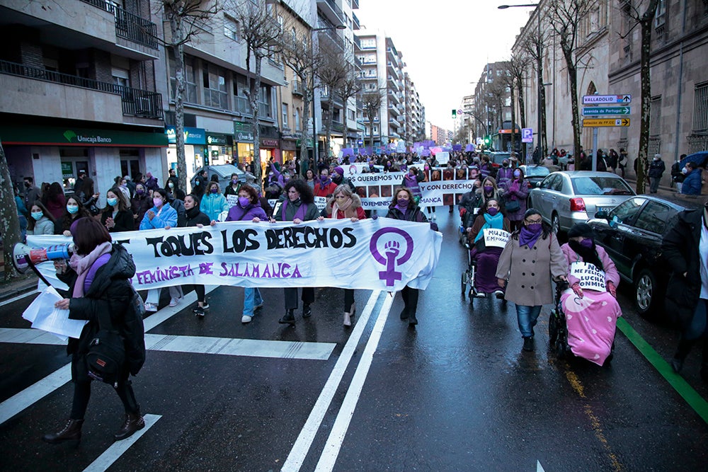 Miles de personas tiñeron las calles de morado acompañando al Movimiento Feminista de Salamanca en la manifestación del 8M