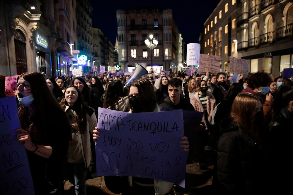 Miles de personas tiñeron las calles de morado acompañando al Movimiento Feminista de Salamanca en la manifestación del 8M