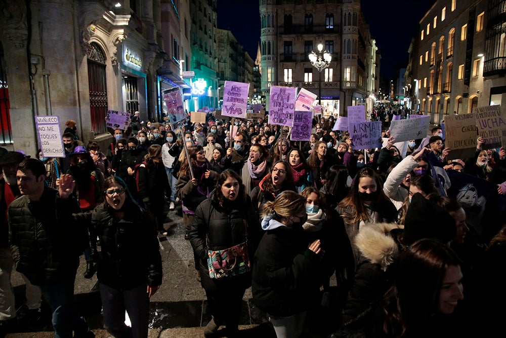Miles de personas tiñeron las calles de morado acompañando al Movimiento Feminista de Salamanca en la manifestación del 8M