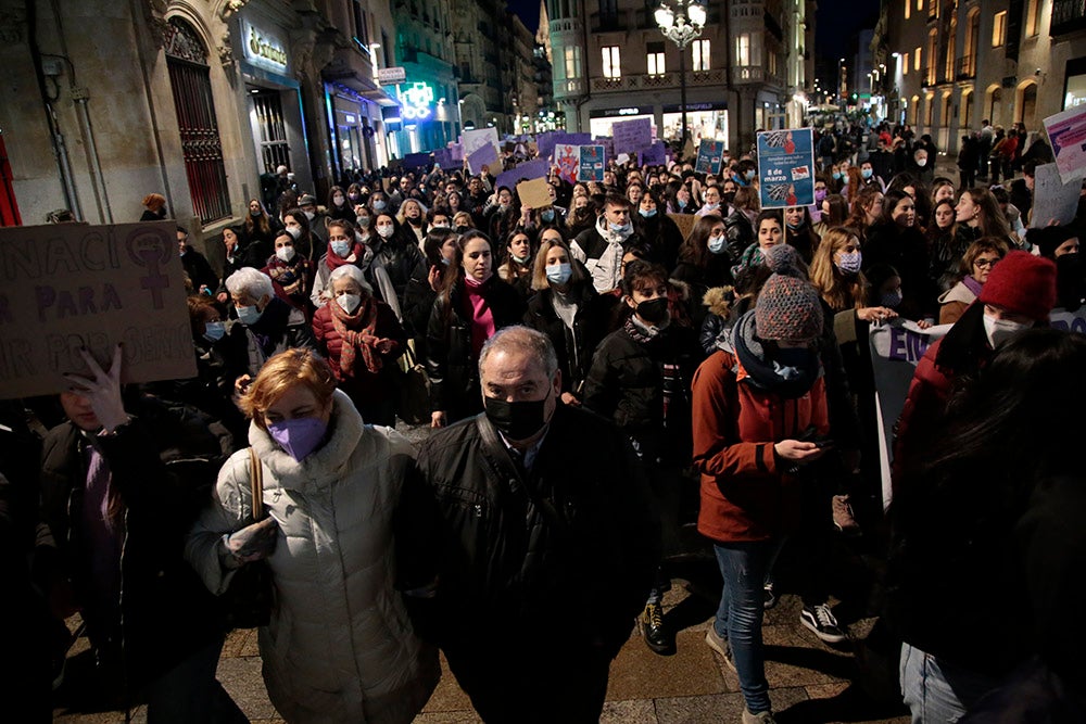 Miles de personas tiñeron las calles de morado acompañando al Movimiento Feminista de Salamanca en la manifestación del 8M
