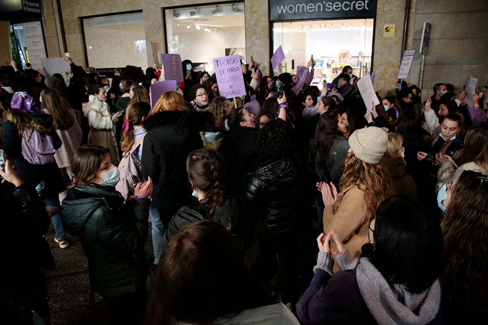 Miles de personas tiñeron las calles de morado acompañando al Movimiento Feminista de Salamanca en la manifestación del 8M