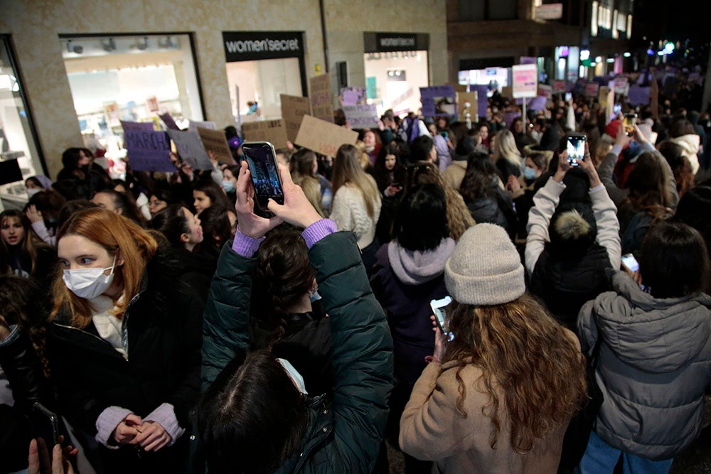 Miles de personas tiñeron las calles de morado acompañando al Movimiento Feminista de Salamanca en la manifestación del 8M
