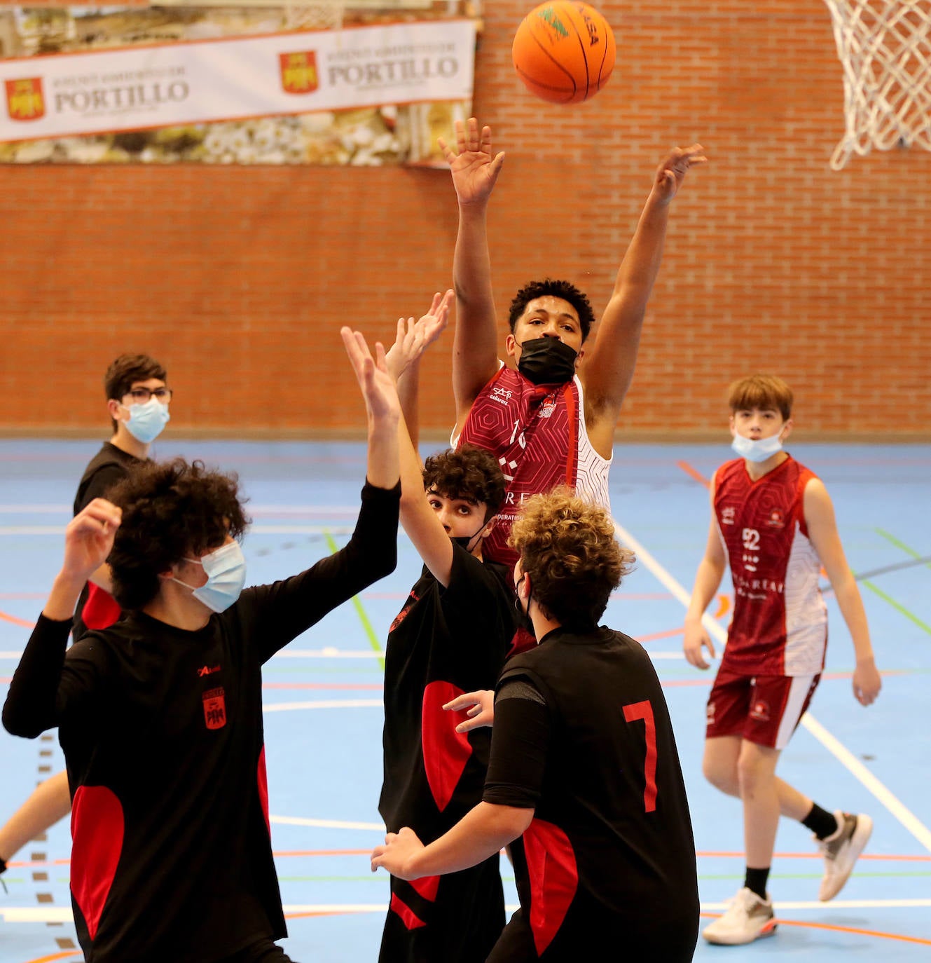 Fotos: Fútbol sala y baloncesto congregan la atención de los escolares en Valladolid