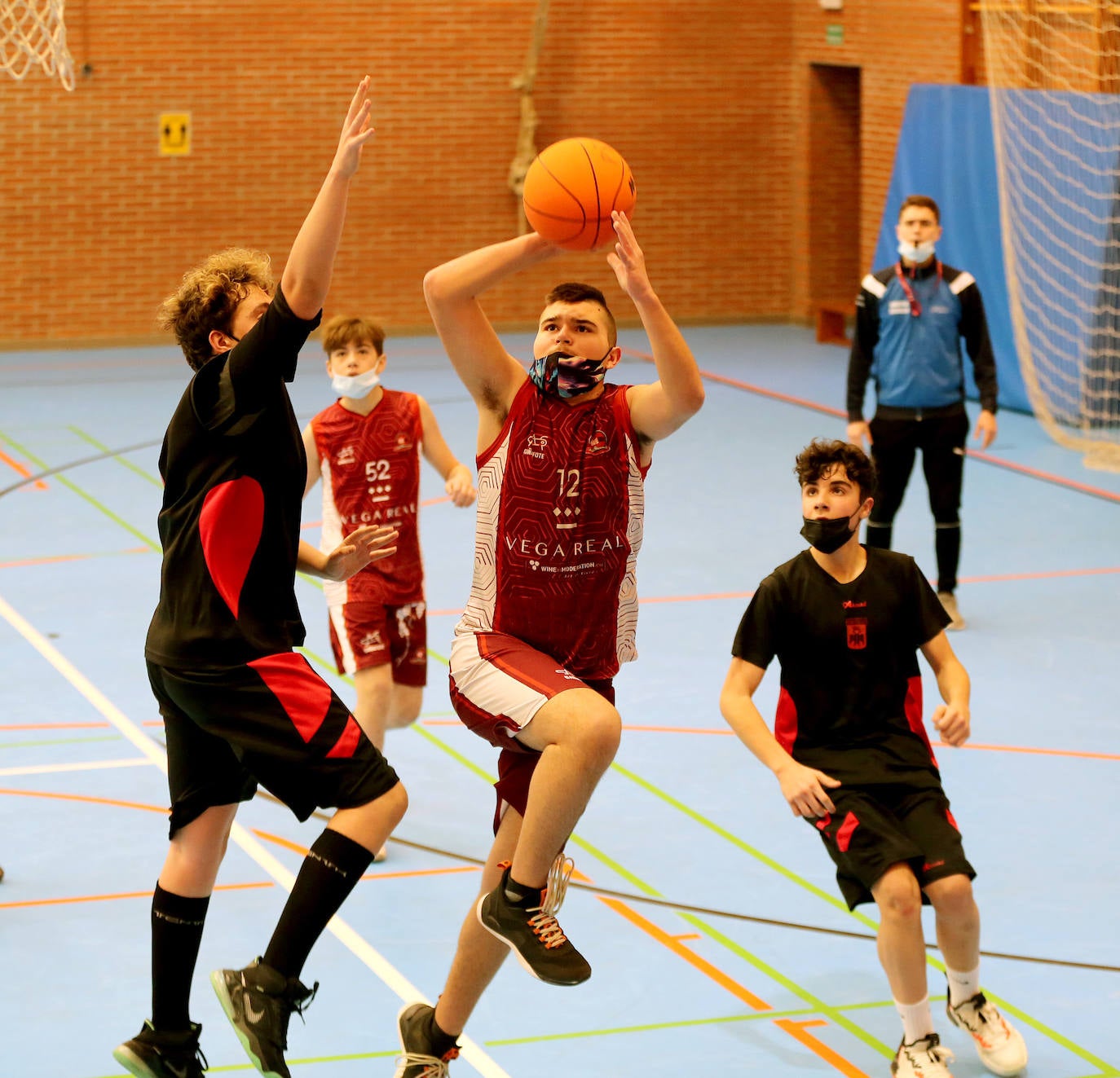 Fotos: Fútbol sala y baloncesto congregan la atención de los escolares en Valladolid