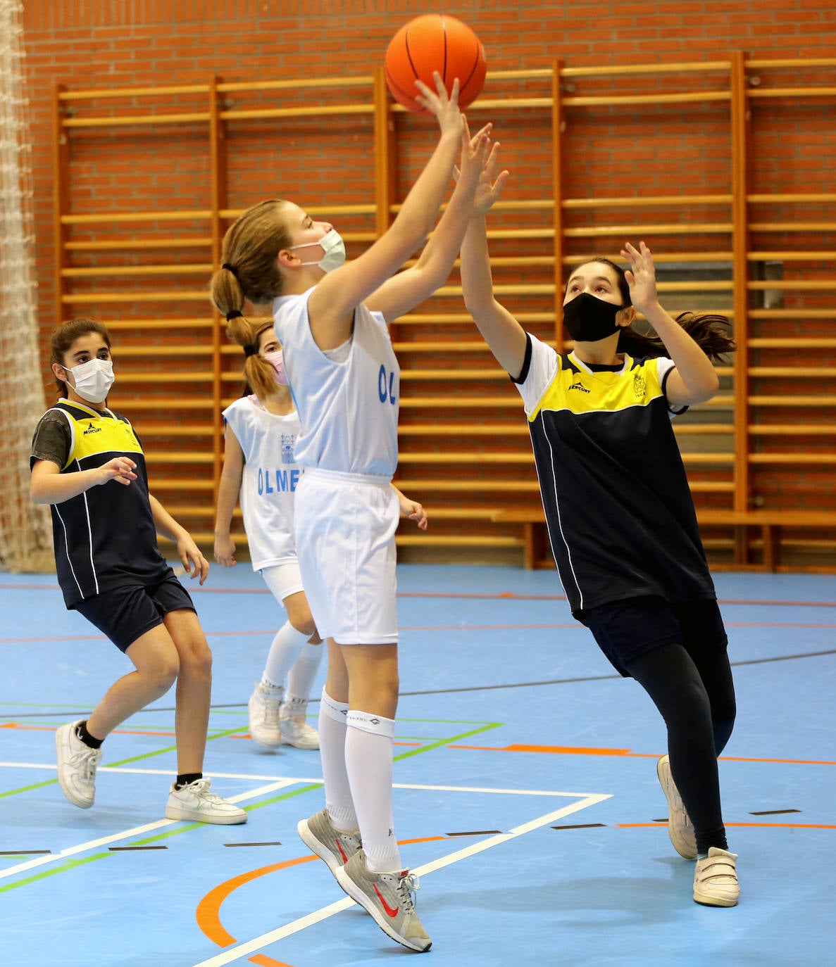 Fotos: Fútbol sala y baloncesto congregan la atención de los escolares en Valladolid