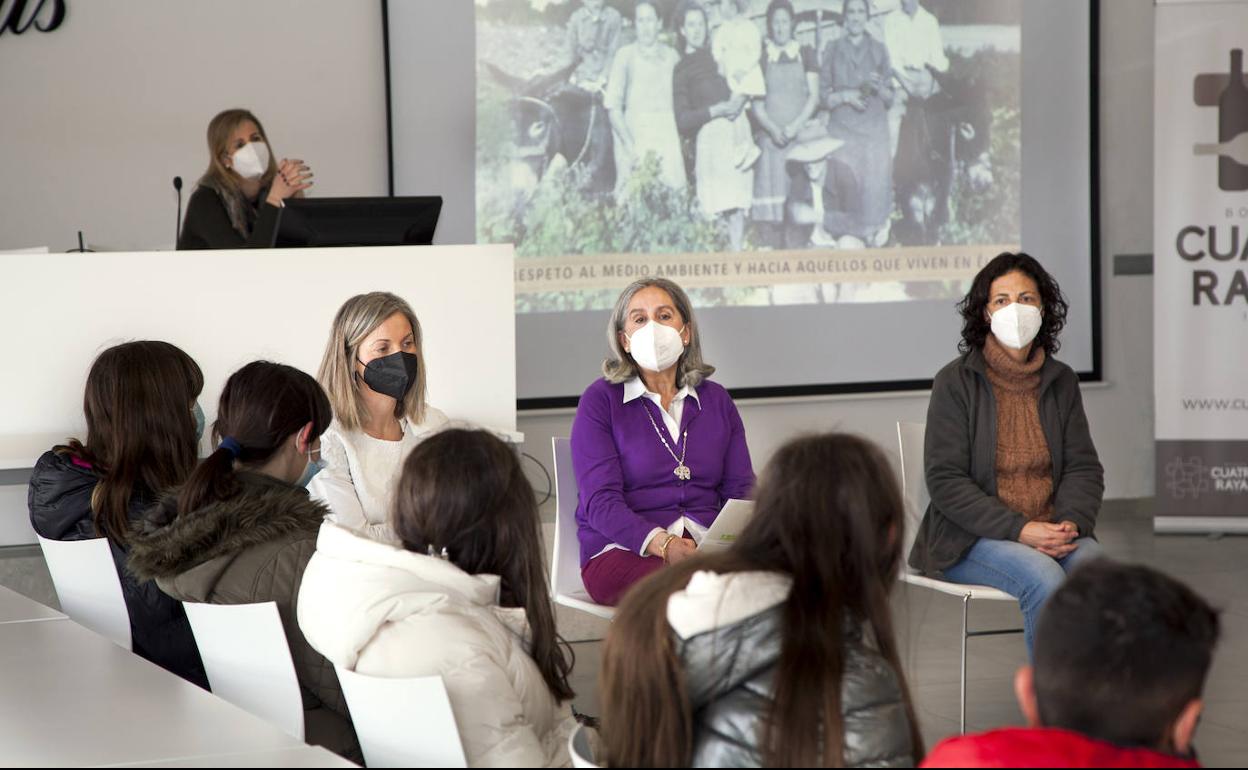 Concha Hernández, María Teresa Muñoz y Elena M. Oyagüe comparten sus experiencias laborales con los más pequeños en Cuatro Rayas. 