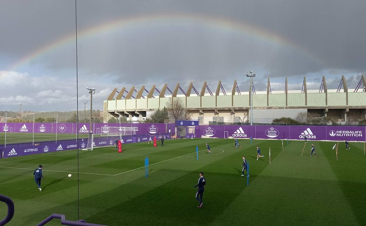 Los jugadores del Real Valladolid ensayan una jugada