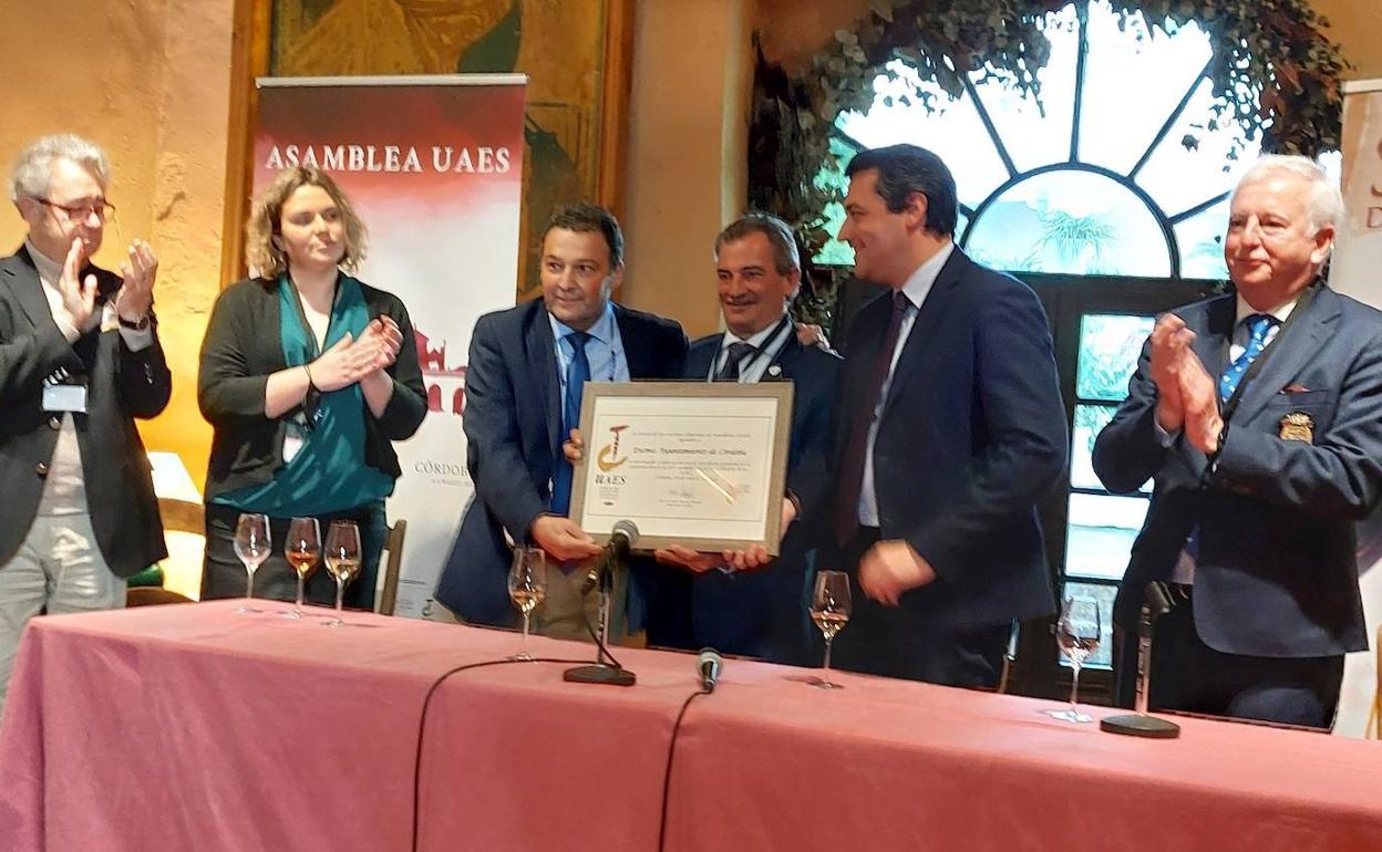 Pablo Martín con el alcalde de Córdoba, José María Bellido. 