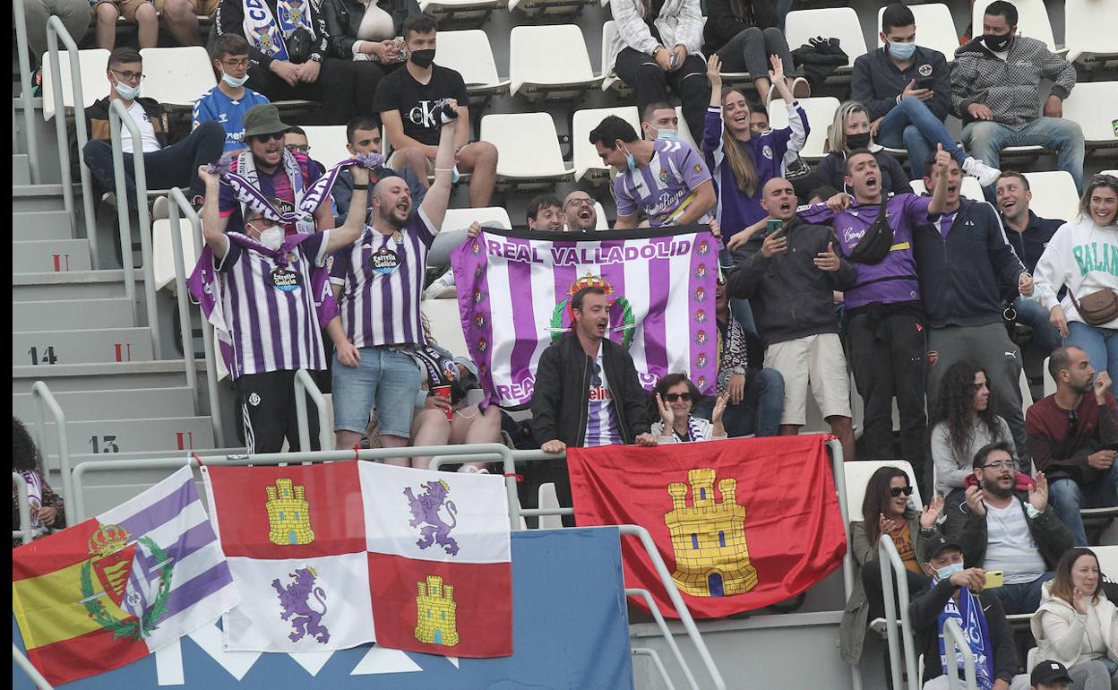 Un grupo de aficionados animan al Valladolid desde las gradas del Heliodoro Rodríguez López de Tenerife. 