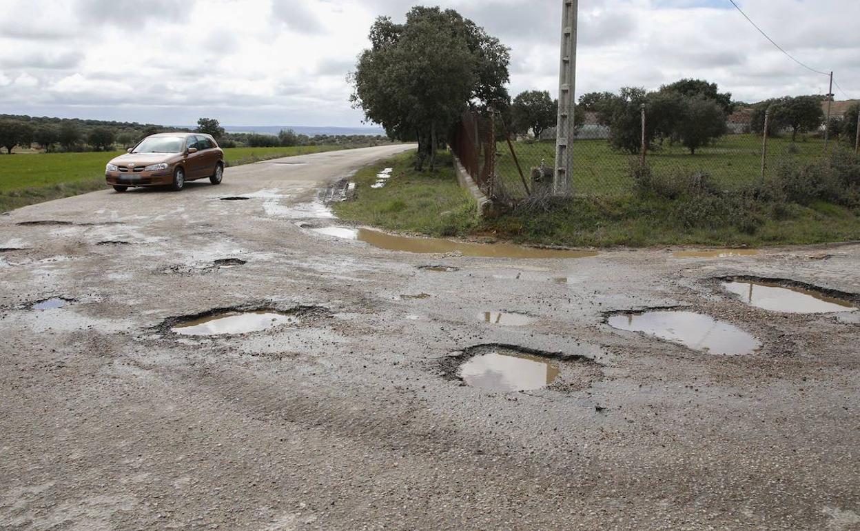 Imagen de archivo de una carretera de la provincia llena de baches. 