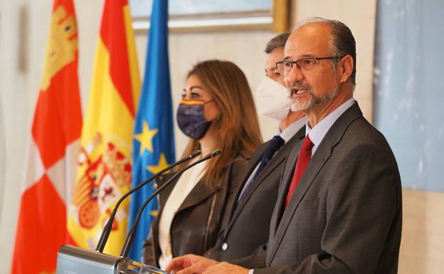 Luis Fuentes (Cs), Francisco Vázquez (PP) y Marta Sanz (Cs), presidente, vicepresidente y secretaria de la Mesa de las Cortes, durante el último acto oficial de la actual Mesa de las Cortes, este martes. 