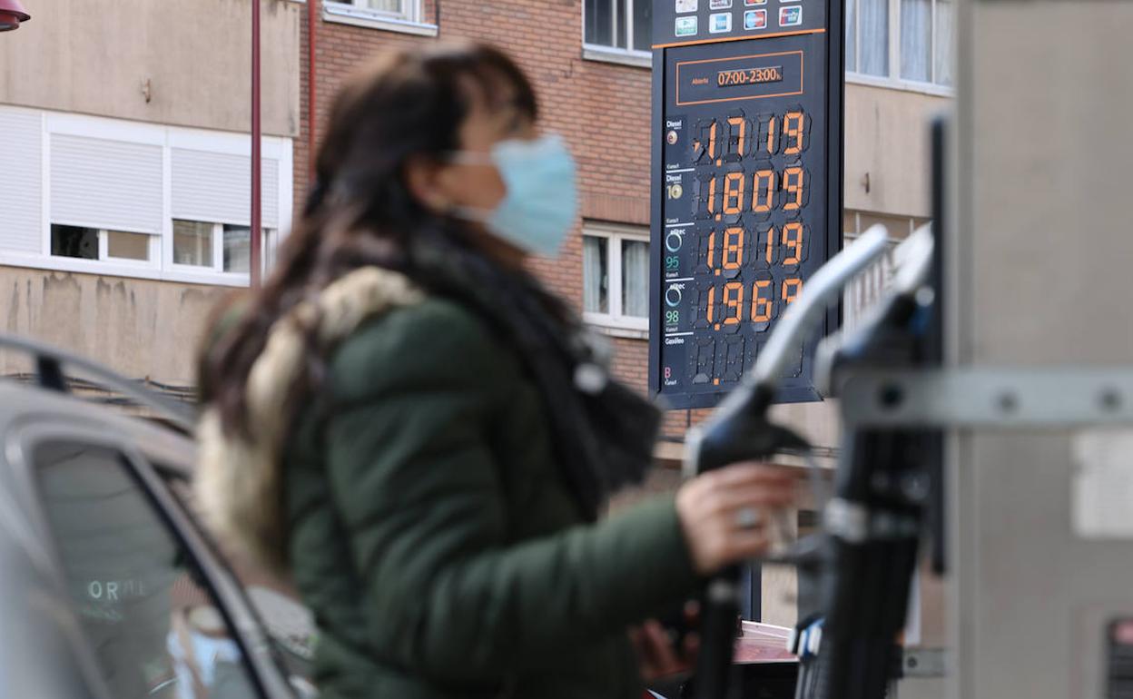 Una mujer reposta este martes en una gasolinera de Valladolid capital. 