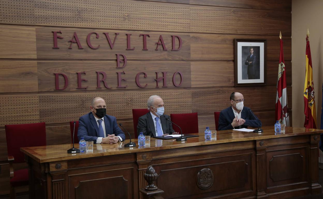 Homenaje en la Facultad de Derecho al director de la RAE. 