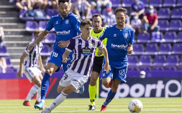 Míchel y Enric Gallego persiguen a Toni Villa en el Real Valladolid-Tenerife de la primera vuelta. 