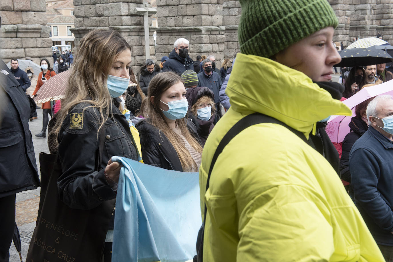 Residentes ucranianas en Segovia, durante una protesta en el Azoguejo contra la guerra.
