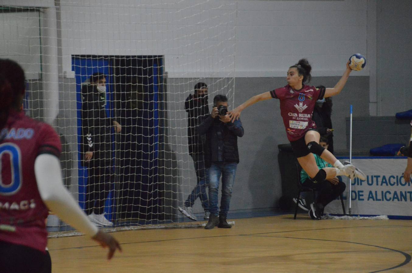 Fotos: Partido de balonmano entre Caja Rural Aula y Elche