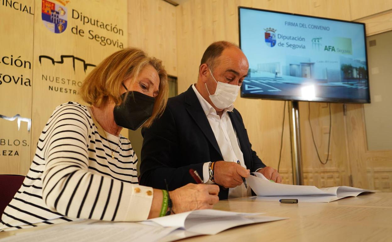 Isabel Miranda y Miguel Ángel de Vicente durante la firma del convenio. 