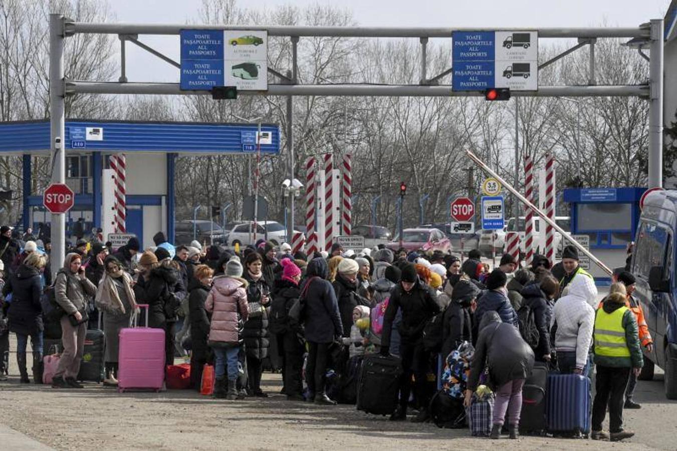 Refugiados ucranianos tratan de cruzar la frontera a Moldavia.