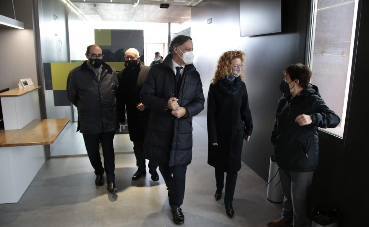 El alcalde de Salamanca, Carlos García Carbayo y la concejala de Familia e Igualdad de Oportunidades, Ana Suárez, han visitado el nuevo centro de Formación y Emprendimiento Tormes+. 