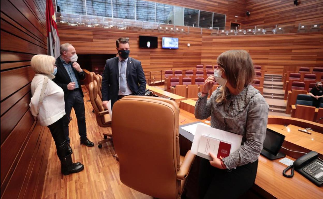 Inmaculada García Rioja (PSOE), Miguel Suárez (Vox) y Noemí Rojo (PP), con el letrado mayor, Carlos Ortega, durante el ensayo de la sesión de constitución de las Cortes, que ellos dirigirán.