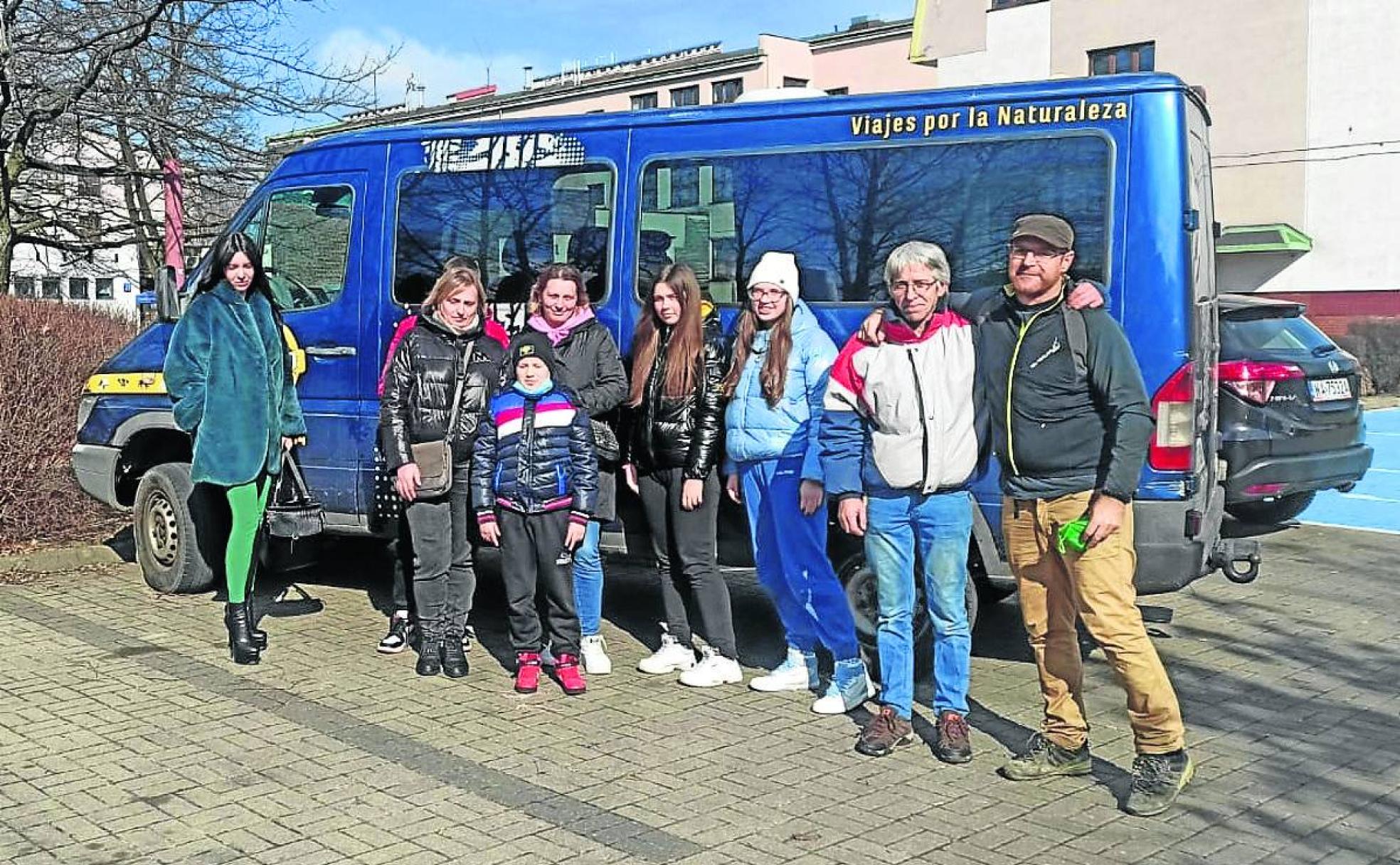 Fernando Abarquero, a la derecha, con Raúl Fernández y las familias ucranianas en Polonia.