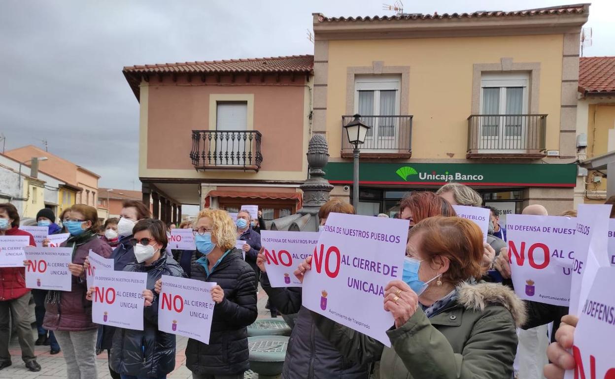 Los vecinos de la localidad muestran sus carteles en protesta por el cierre del servicio bancario. 