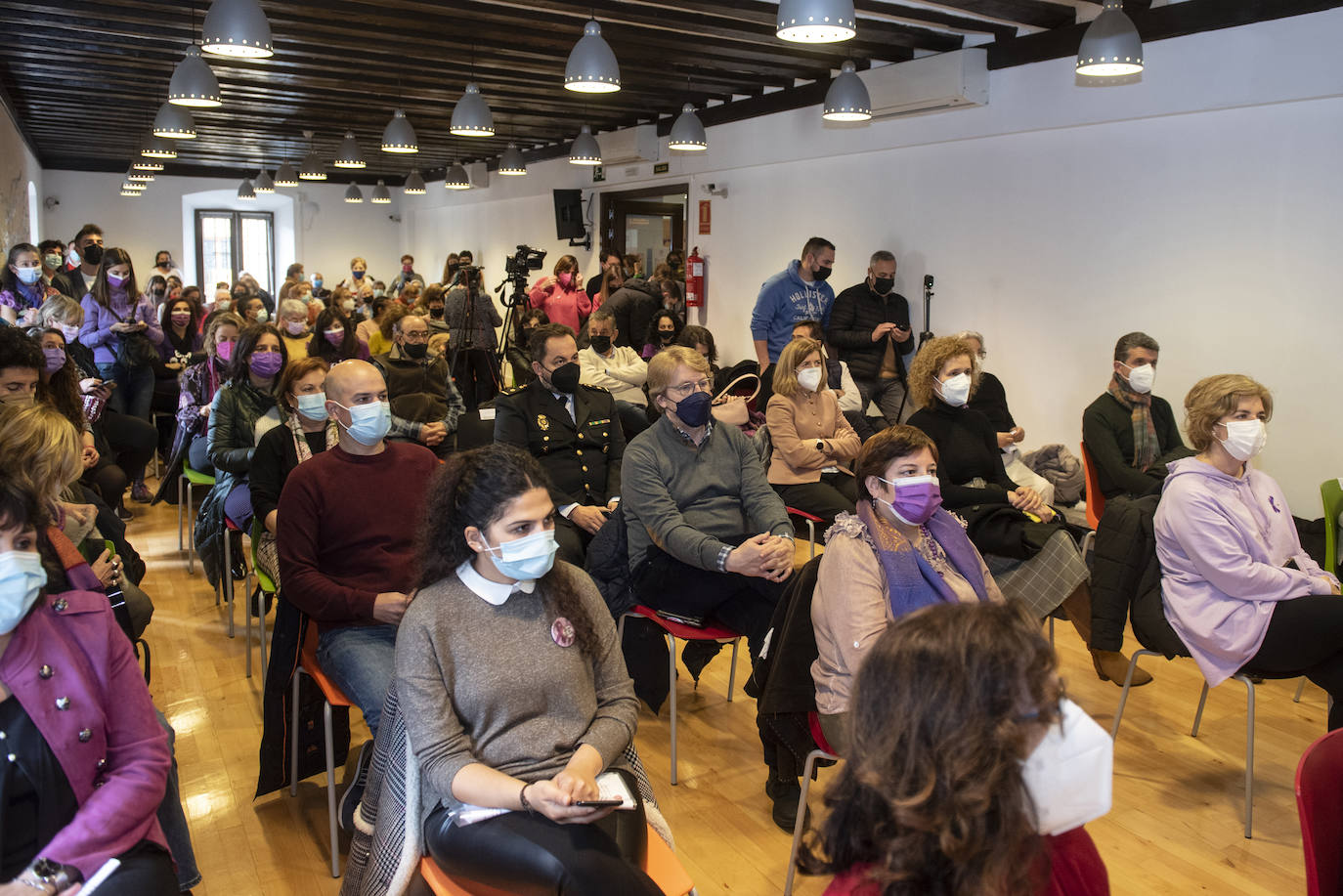 Asistentes al acto celebrado por el Ayuntamiento en la Casa de la Lectura el Día Internacional de la Mujer.